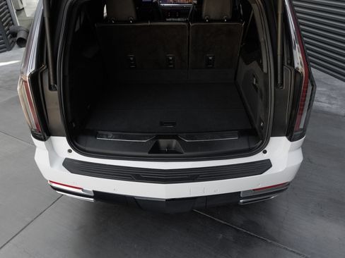 Used 2025 Cadillac Escalade ESV Premium Luxury Platinum AWD/4WD image 28