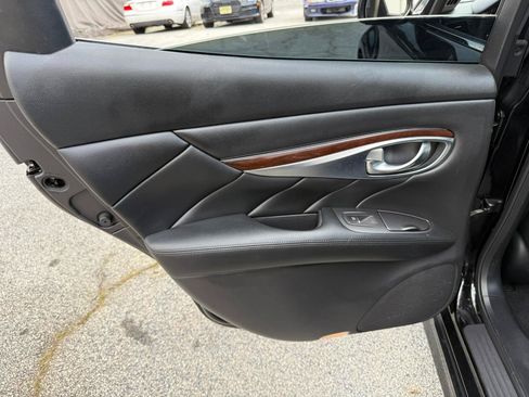 Used 2018 INFINITI Q70 Luxe RWD image 29