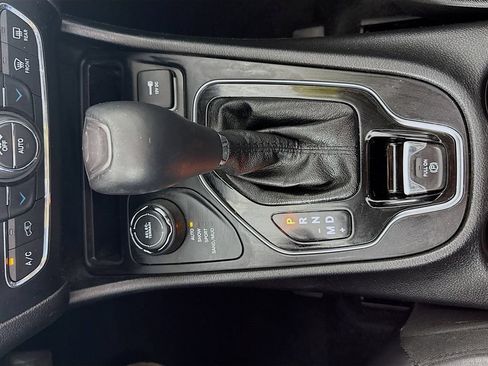 Used 2019 Jeep Cherokee Limited AWD/4WD image 16