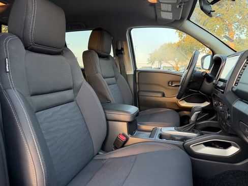 Used 2024 Nissan Frontier SV w/ SV Convenience Package RWD image 16