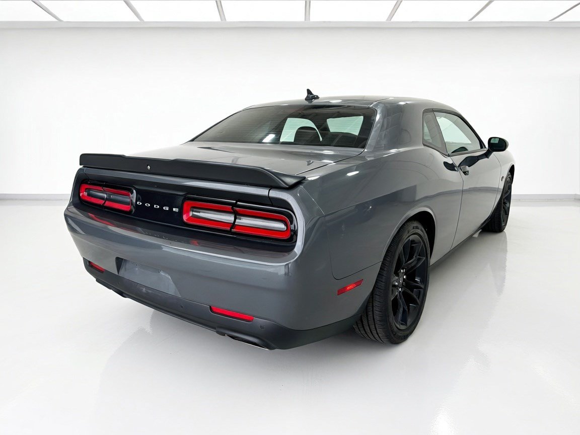 Used 2018 Dodge Challenger R/T w/ Driver Convenience Group RWD image 4