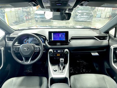 Used 2024 Toyota RAV4 SE image 11