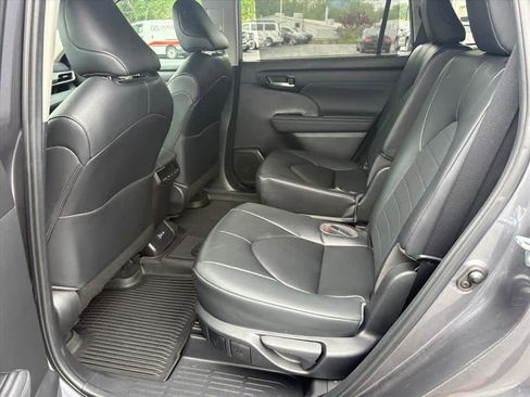 Used 2023 Toyota Highlander XLE FWD image 9
