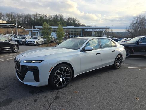 Used 2024 BMW 740i image 8