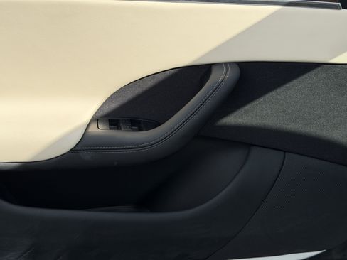 Used 2022 Tesla Model S image 17