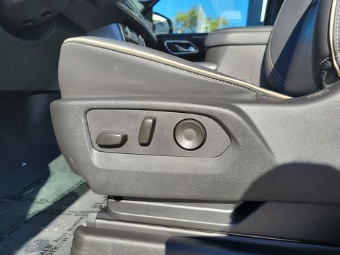 Used 2024 GMC Yukon SLT w/ SLT Luxury Package image 13