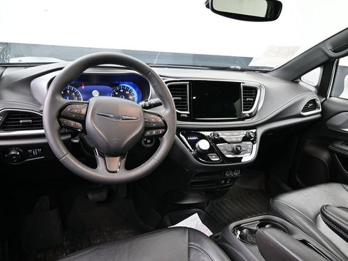Used 2022 Chrysler Pacifica Touring-L w/ S Appearance Package AWD/4WD image 10