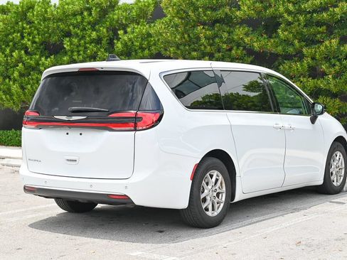 Used 2024 Chrysler Pacifica Touring-L FWD image 4