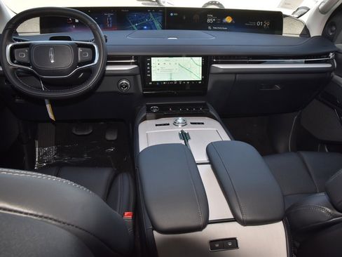 New 2025 Lincoln Navigator Reserve image 17