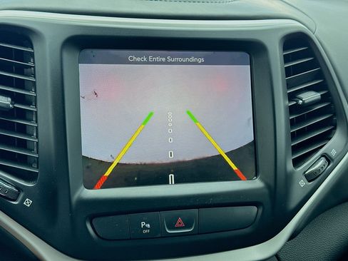 Used 2017 Jeep Cherokee Overland image 10