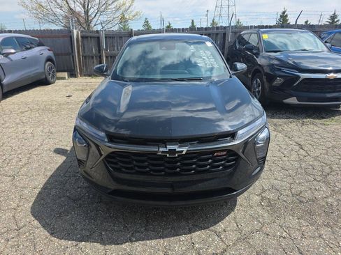 Used 2024 Chevrolet Trax RS w/ Driver Confidence Package FWD image 2