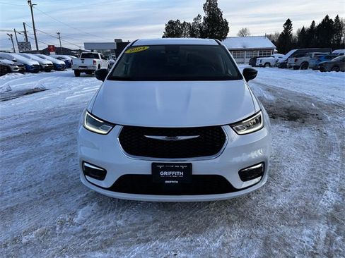 Used 2024 Chrysler Pacifica Touring-L image 8