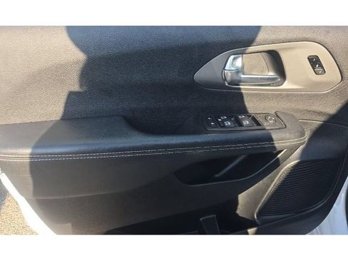 Used 2025 Chrysler Pacifica Select FWD image 6