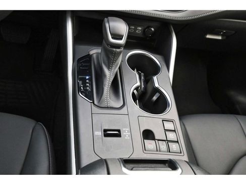 Used 2023 Toyota Highlander XLE image 26