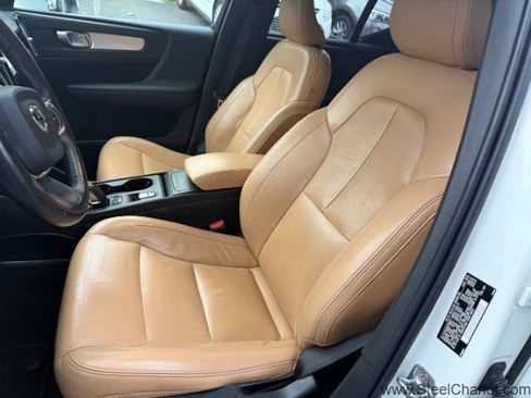 Used 2019 Volvo XC40 T5 Momentum image 11