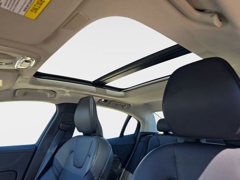 Used 2021 Volvo S60 T6 Momentum w/ Premium Package image 33