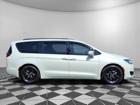 Used 2020 Chrysler Pacifica Touring-L Plus image 4
