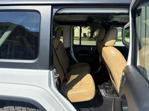 Used 2018 Jeep Wrangler Unlimited Sahara AWD/4WD image 30