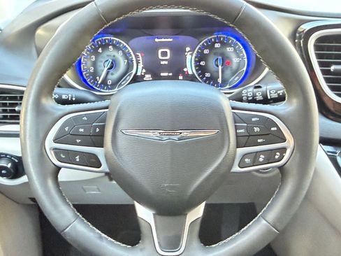Used 2023 Chrysler Pacifica Touring-L FWD image 29