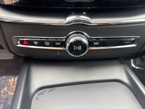 Used 2023 Volvo XC60 B5 Core FWD image 25