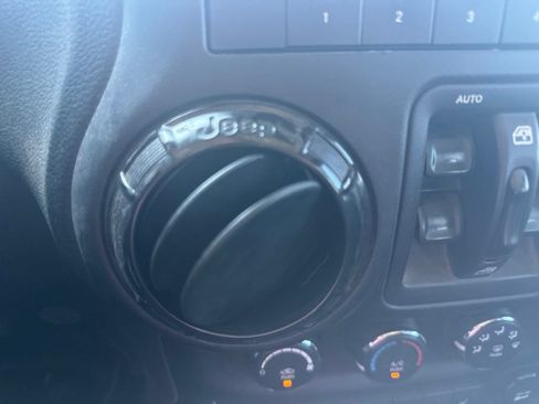 Used 2017 Jeep Wrangler Unlimited Sahara AWD/4WD image 13
