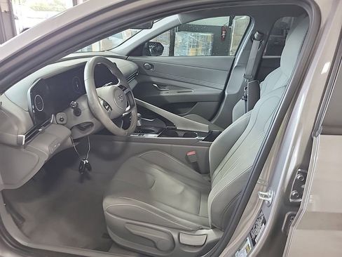 Used 2023 Hyundai Elantra SEL w/ Convenience Package FWD image 8