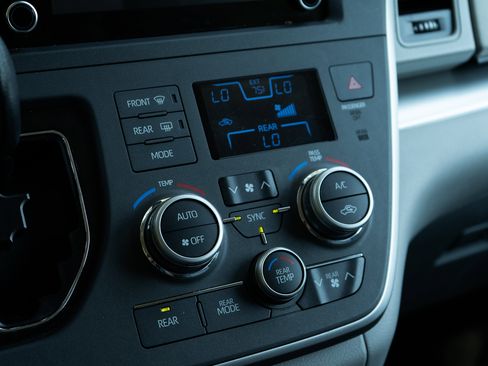 Used 2020 Toyota Sienna L image 34