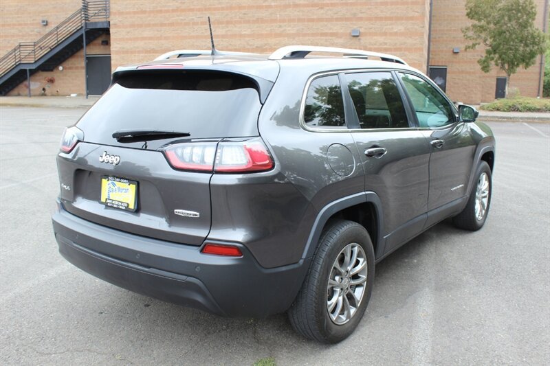Used 2019 Jeep Cherokee Latitude Plus w/ Cold Weather Group AWD/4WD image 4