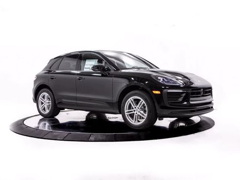 Certified 2026 Porsche Macan AWD/4WD image 9
