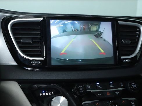 Used 2024 Chrysler Pacifica Touring-L image 29