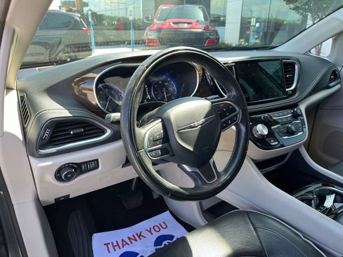 Used 2022 Chrysler Pacifica Limited FWD image 7