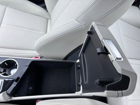 Used 2025 Genesis G70 2.5T image 36