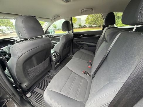 Used 2020 Kia Sorento S FWD image 24