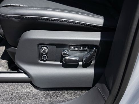 Certified 2024 Bentley Bentayga Extended Wheelbase image 20