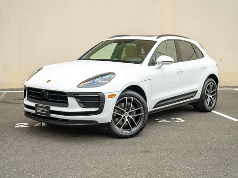 Used 2025 Porsche Macan image 1
