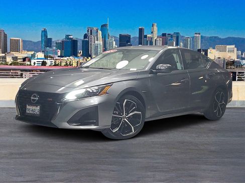 Used 2024 Nissan Altima 2.5 SR FWD image 2