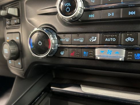 Used 2024 Ford F250 Platinum image 14