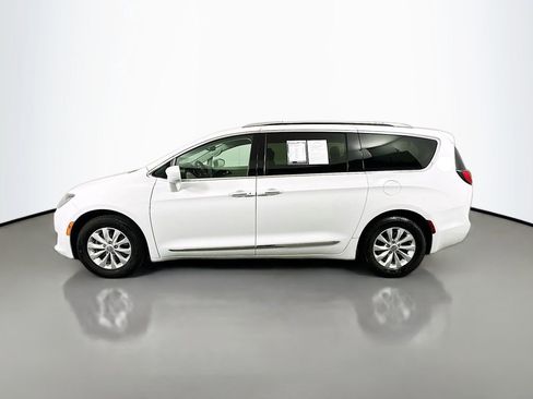 Used 2019 Chrysler Pacifica Touring-L image 4