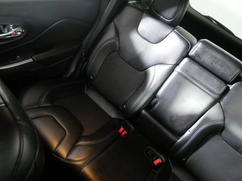 Used 2019 Jeep Cherokee Latitude Plus image 12