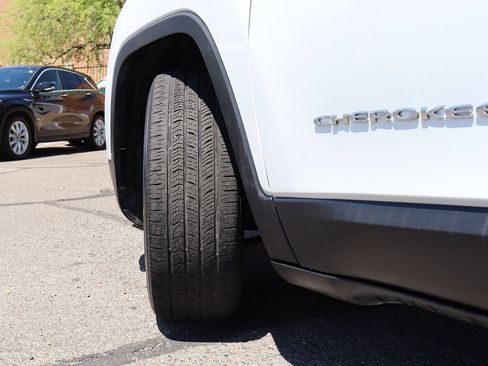 Used 2017 Jeep Cherokee Latitude FWD image 6