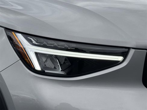 Certified 2025 Volvo XC40 B5 Plus image 7