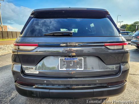 Used 2022 Jeep Grand Cherokee Altitude AWD/4WD image 5
