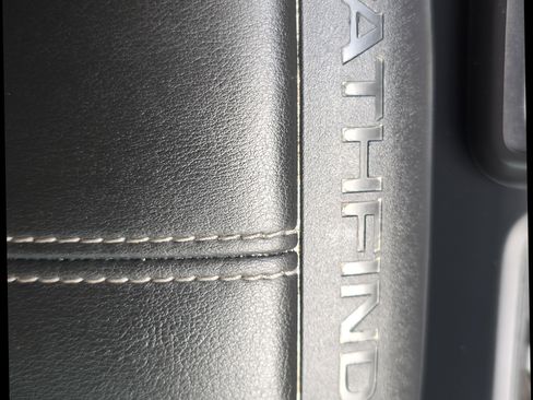 Used 2024 Nissan Pathfinder S image 32