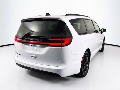 Used 2024 Chrysler Pacifica Touring-L w/ S Appearance Package image 5