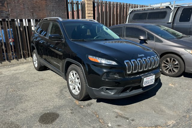 Used 2018 Jeep Cherokee Latitude Plus FWD image 2