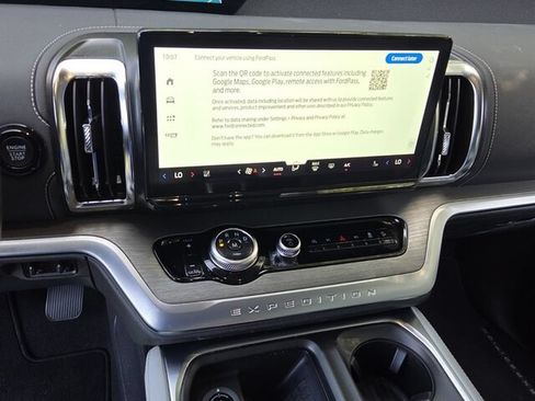 Used 2025 Ford Expedition Platinum w/ Driver's Package AWD/4WD image 19
