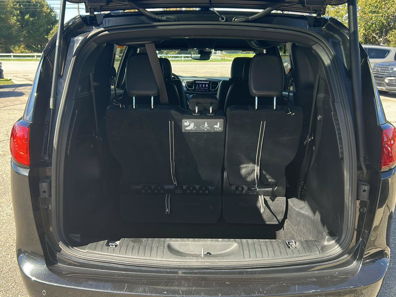 Used 2019 Chrysler Pacifica Touring-L w/ Advanced Safetytec Group FWD image 27