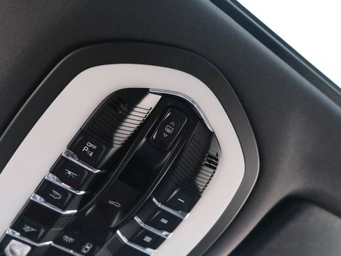 Used 2022 Porsche Macan w/ Premium Package Plus AWD/4WD image 43