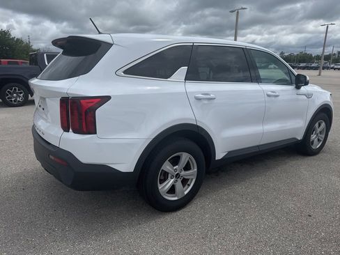 Used 2022 Kia Sorento LX image 2