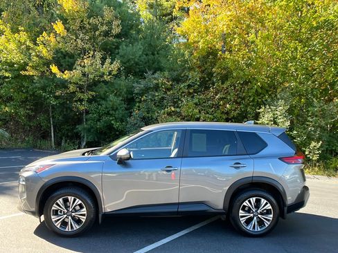 Used 2023 Nissan Rogue SV image 2